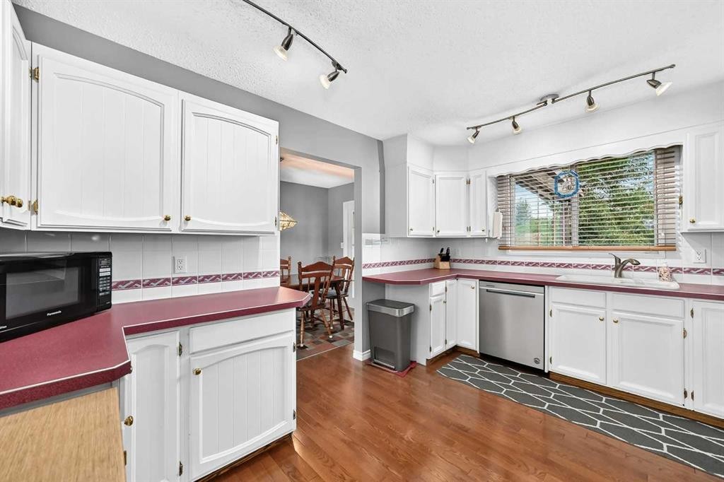 43 Brabourne Mews Sw, Calgary, AB - Indoor Photo Showing Kitchen