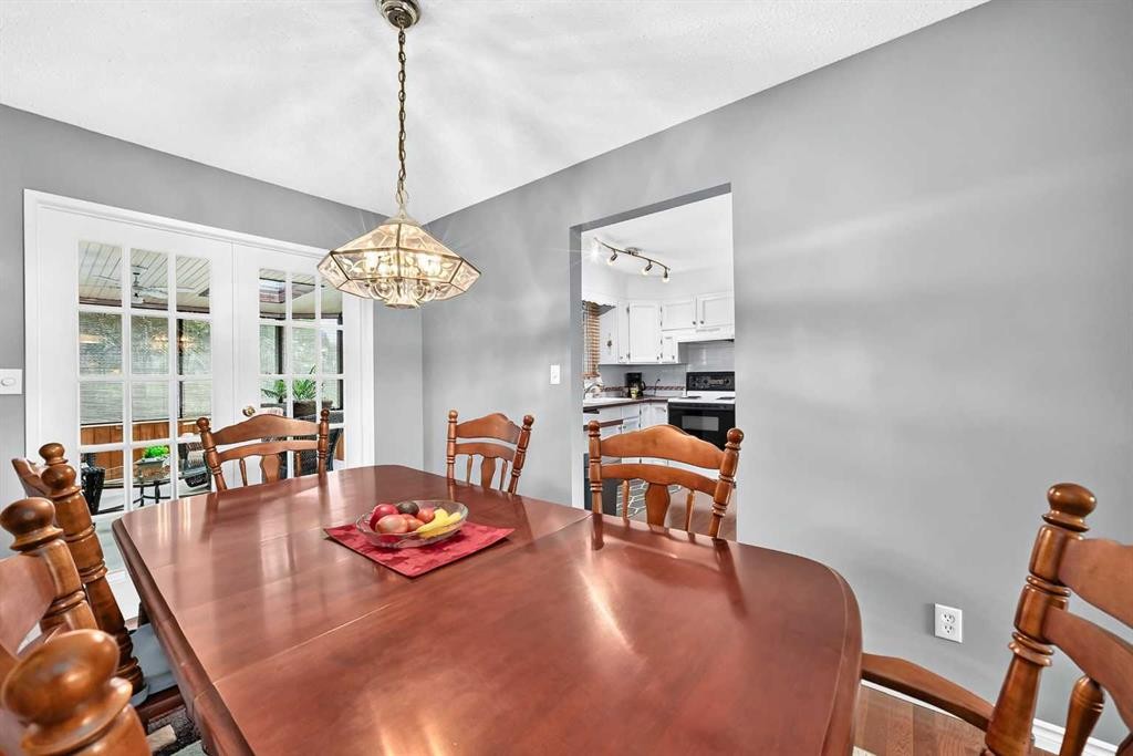 43 Brabourne Mews Sw, Calgary, AB - Indoor Photo Showing Dining Room