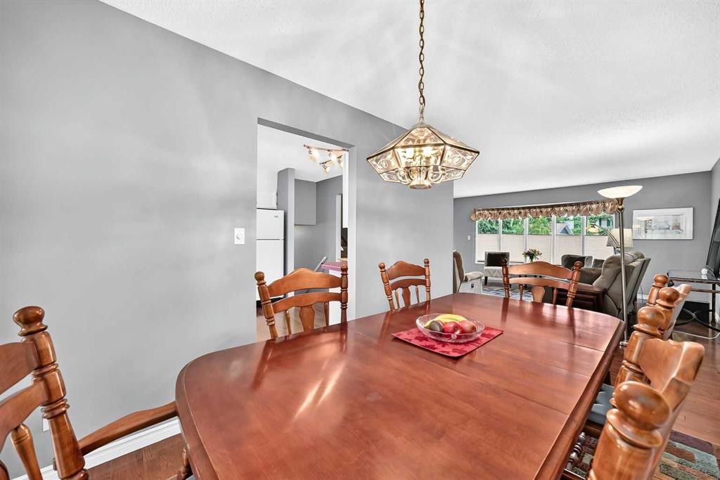 43 Brabourne Mews Sw, Calgary, AB - Indoor Photo Showing Dining Room