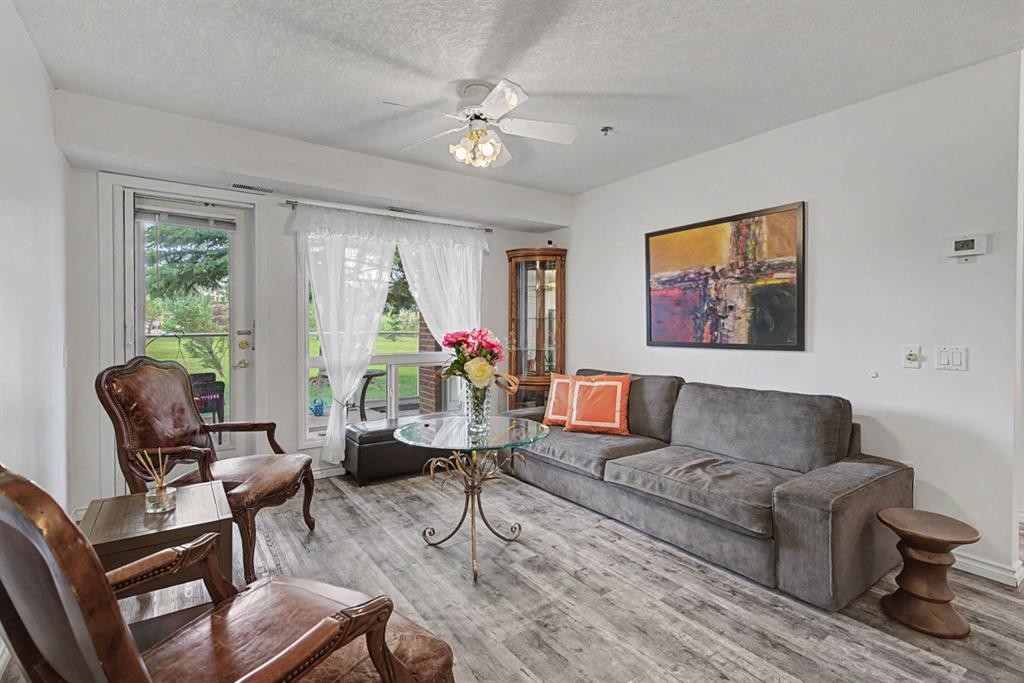 1114-1818 Simcoe Boulevard Sw, Calgary, AB - Indoor Photo Showing Living Room