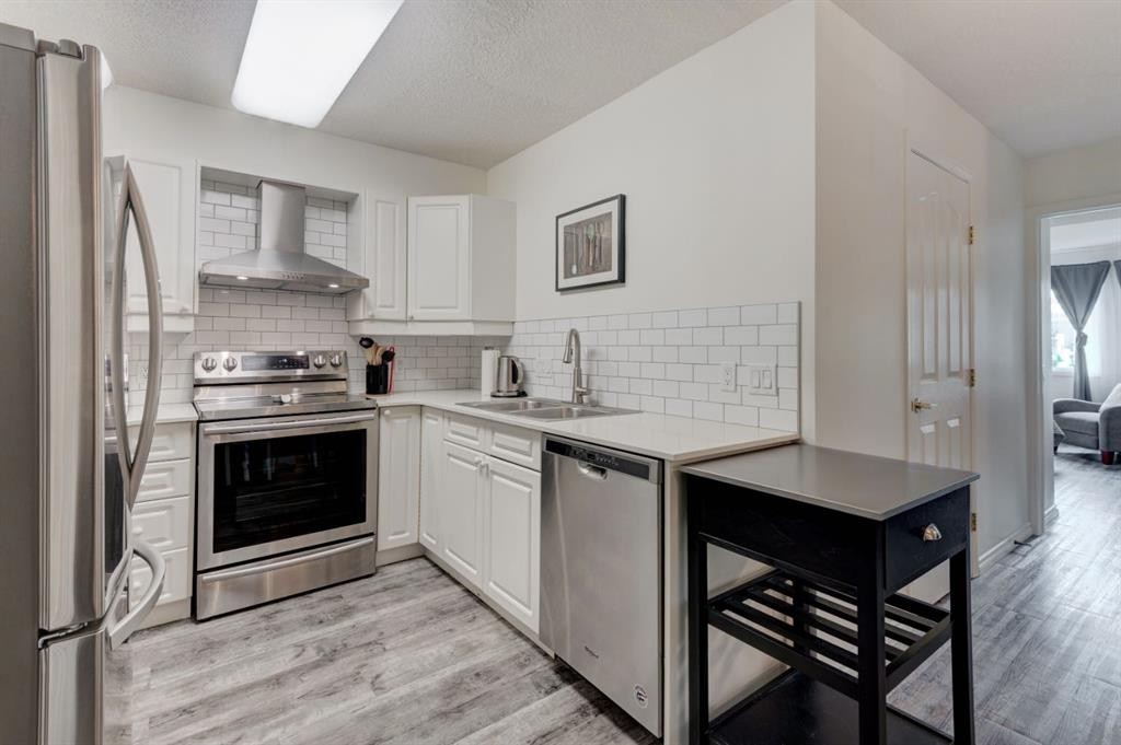 1114-1818 Simcoe Boulevard Sw, Calgary, AB - Indoor Photo Showing Kitchen With Stainless Steel Kitchen With Double Sink