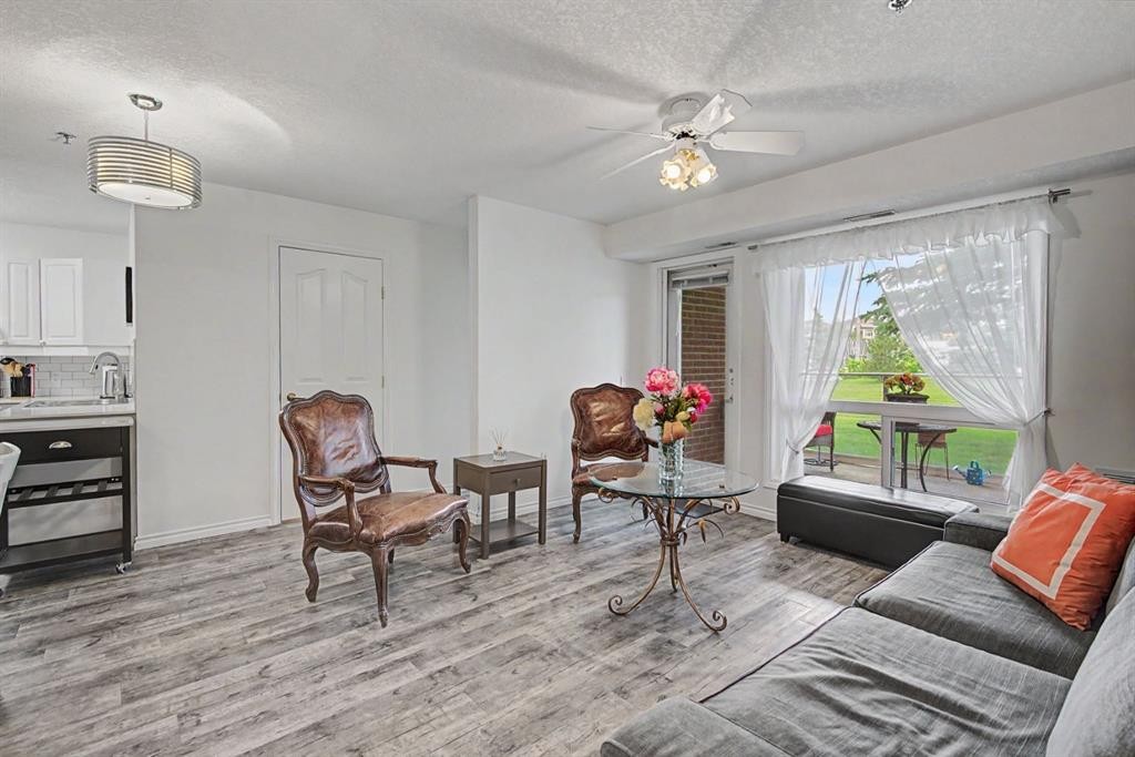 1114-1818 Simcoe Boulevard Sw, Calgary, AB - Indoor Photo Showing Living Room