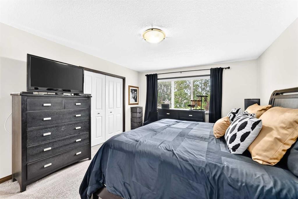 188 Hawkmere Way, Chestermere, AB - Indoor Photo Showing Bedroom