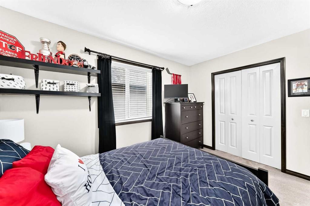 188 Hawkmere Way, Chestermere, AB - Indoor Photo Showing Bedroom