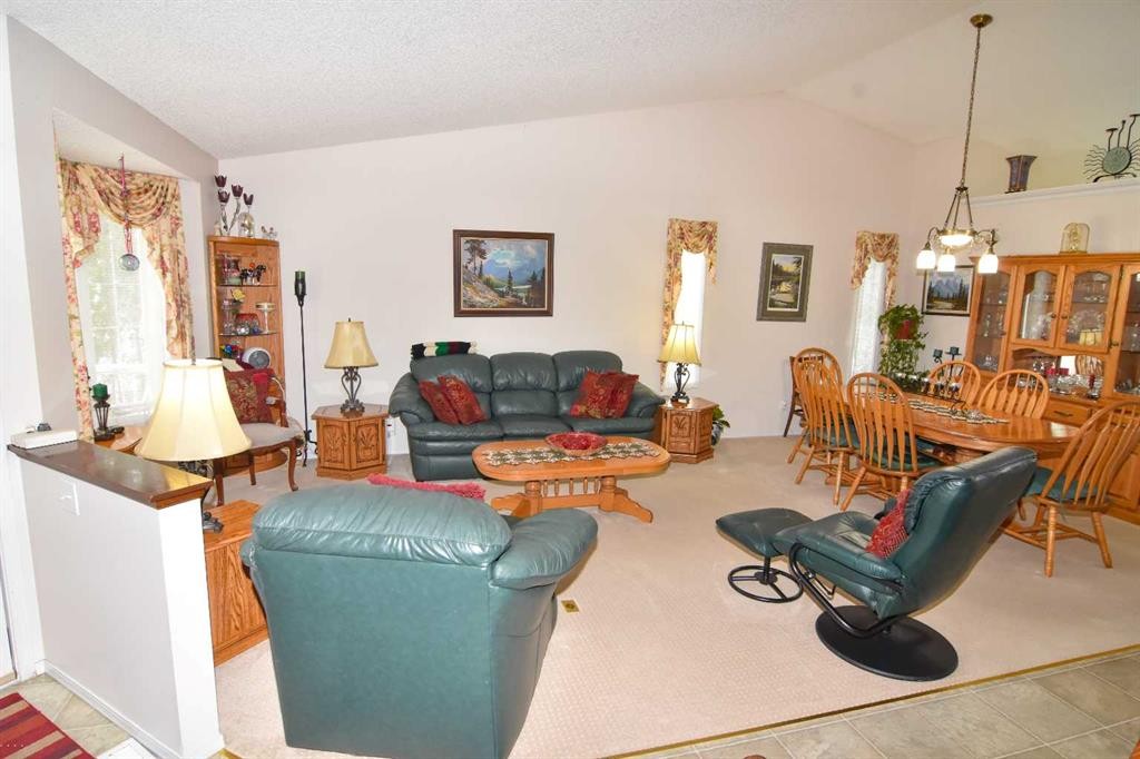 33 Strathmore Lakes Bay, Strathmore, AB - Indoor Photo Showing Living Room