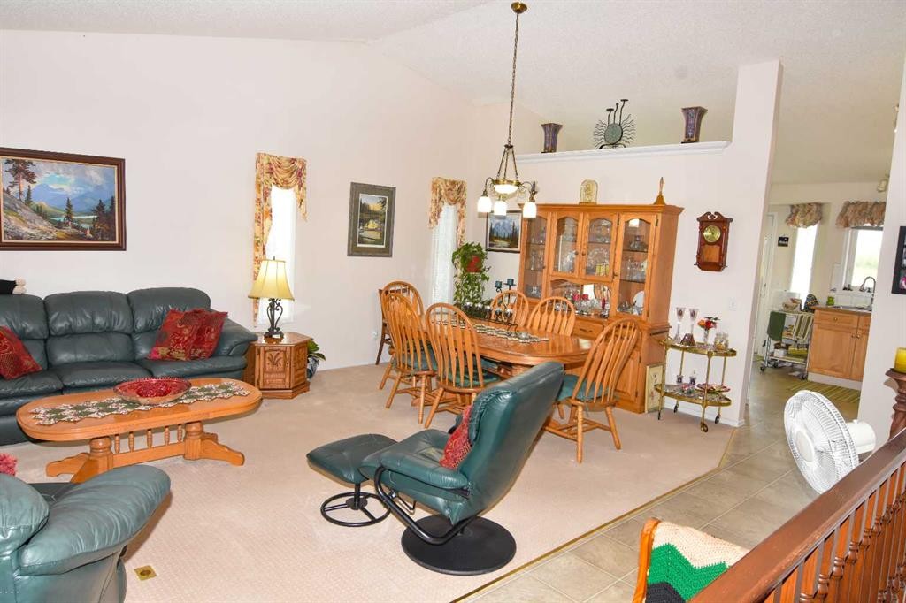 33 Strathmore Lakes Bay, Strathmore, AB - Indoor Photo Showing Living Room