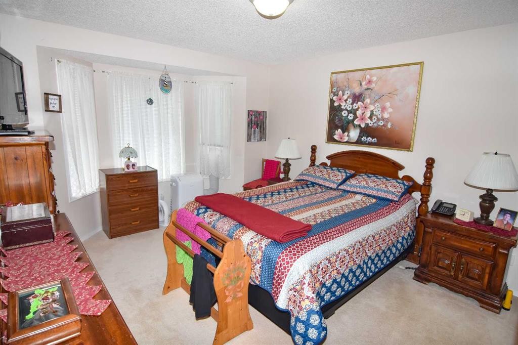 33 Strathmore Lakes Bay, Strathmore, AB - Indoor Photo Showing Bedroom