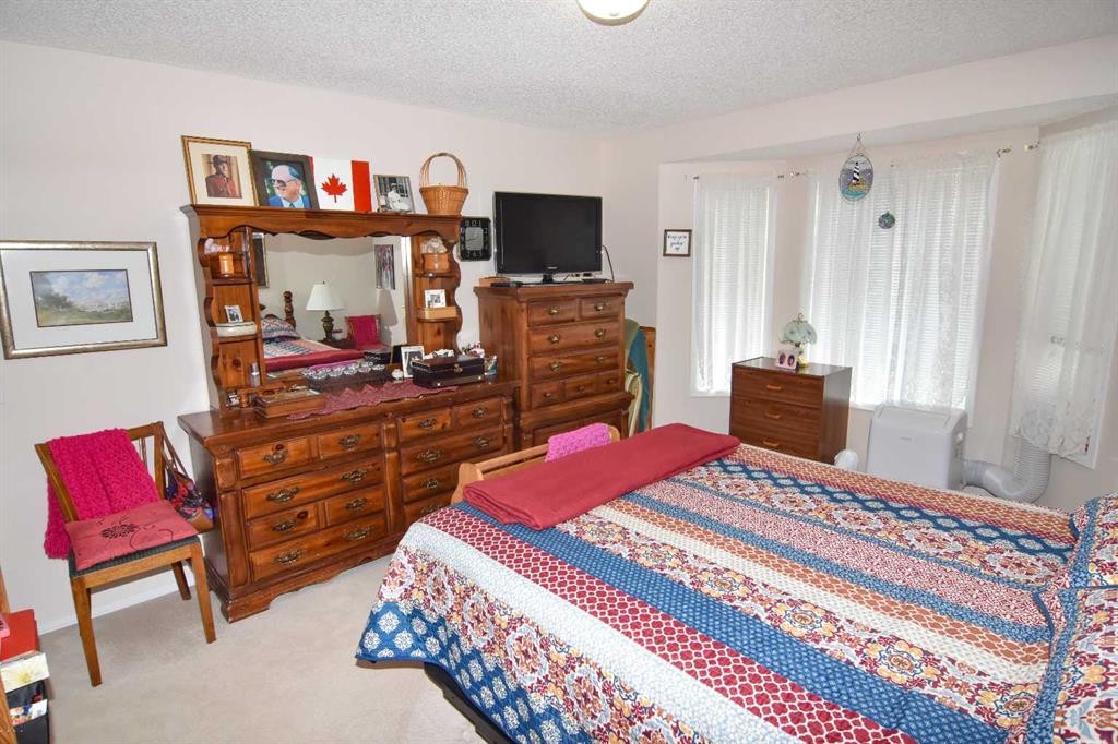 33 Strathmore Lakes Bay, Strathmore, AB - Indoor Photo Showing Bedroom