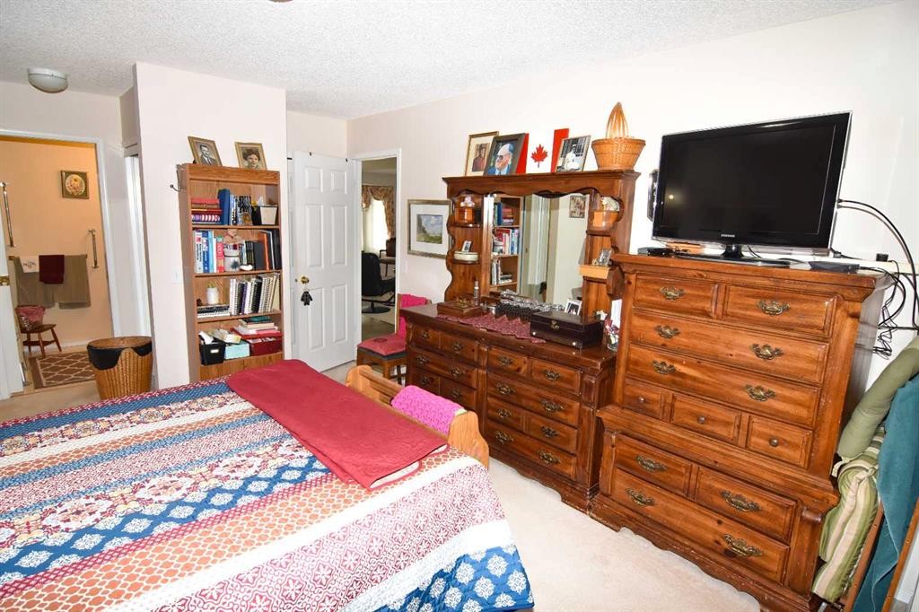 33 Strathmore Lakes Bay, Strathmore, AB - Indoor Photo Showing Bedroom