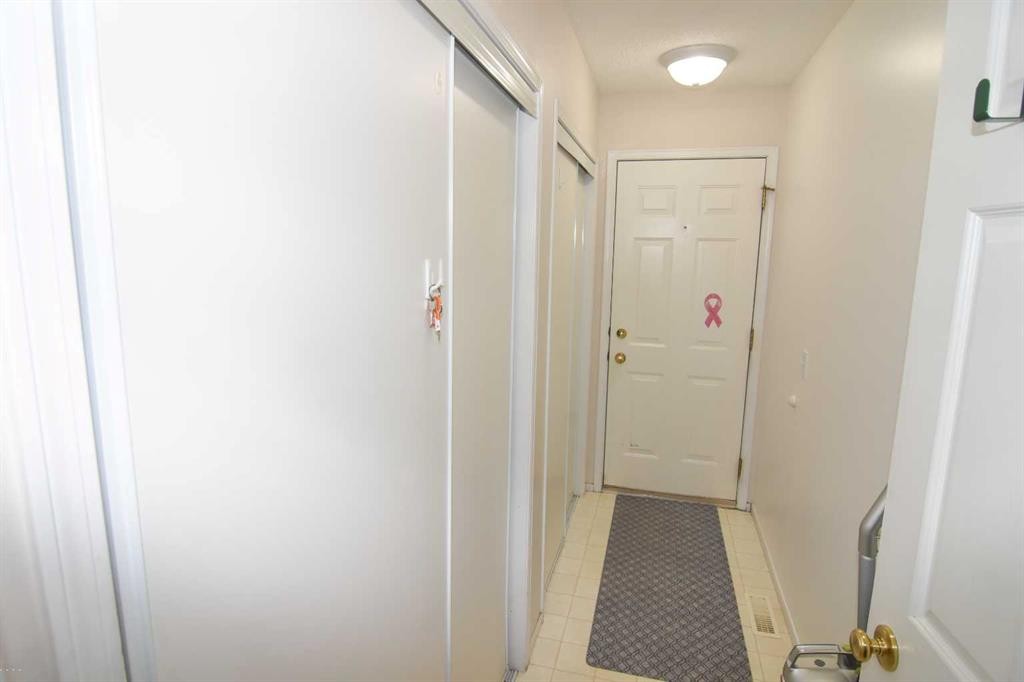 33 Strathmore Lakes Bay, Strathmore, AB - Indoor Photo Showing Other Room
