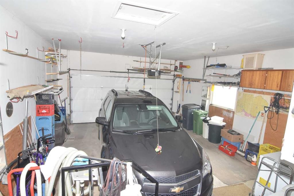 33 Strathmore Lakes Bay, Strathmore, AB - Indoor Photo Showing Garage