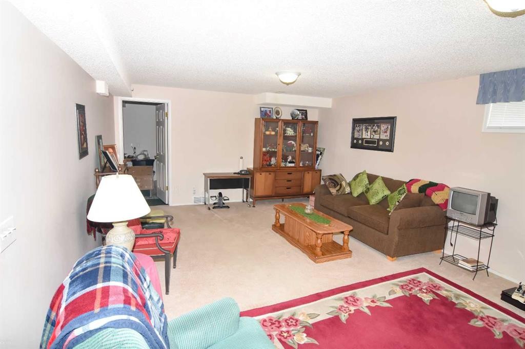 33 Strathmore Lakes Bay, Strathmore, AB - Indoor