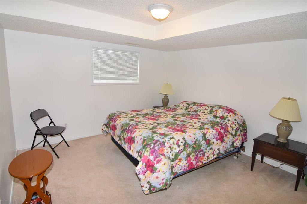 33 Strathmore Lakes Bay, Strathmore, AB - Indoor Photo Showing Bedroom