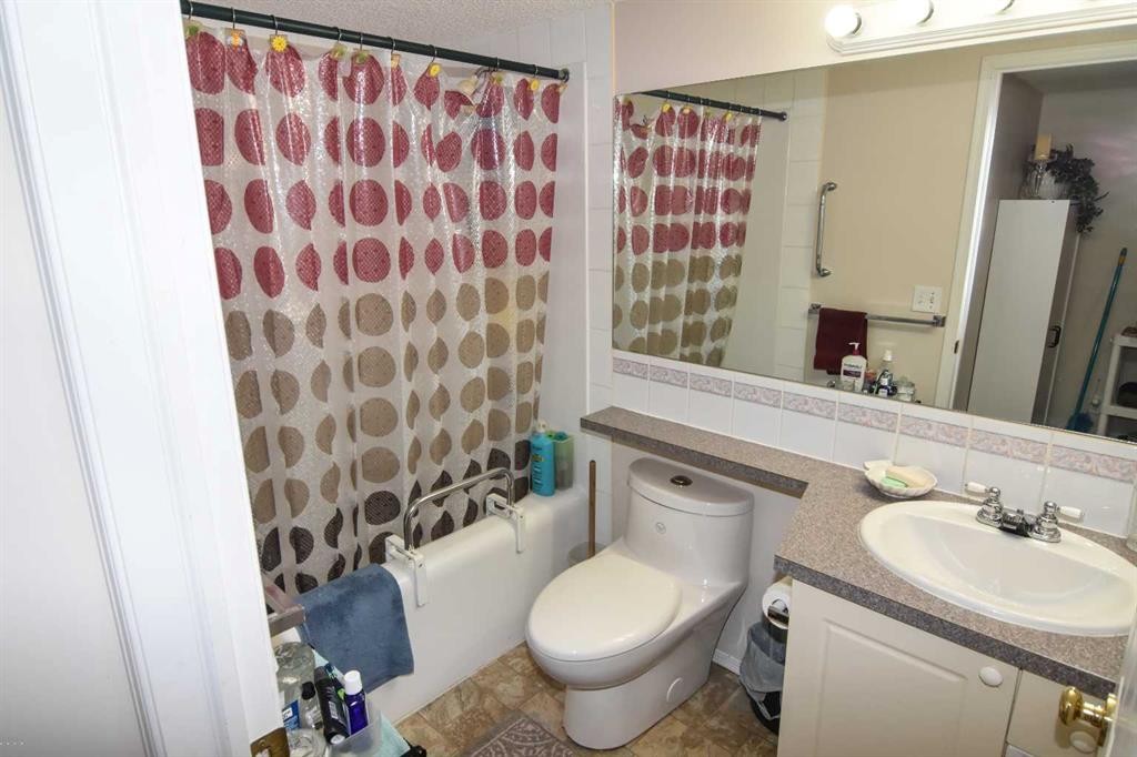 33 Strathmore Lakes Bay, Strathmore, AB - Indoor Photo Showing Bathroom