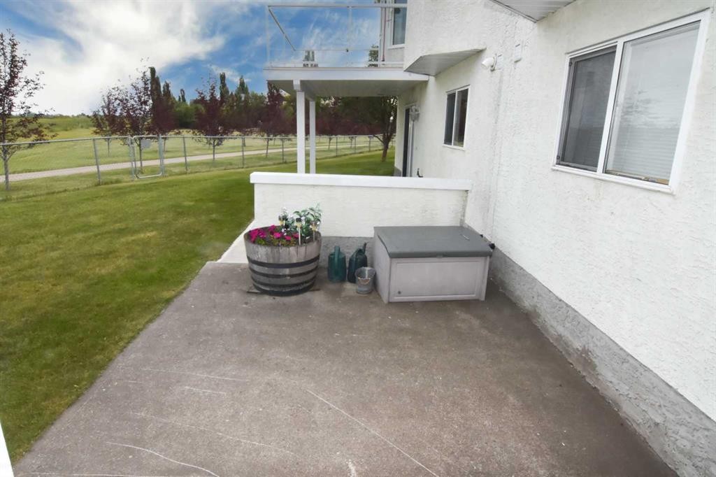 33 Strathmore Lakes Bay, Strathmore, AB - Outdoor