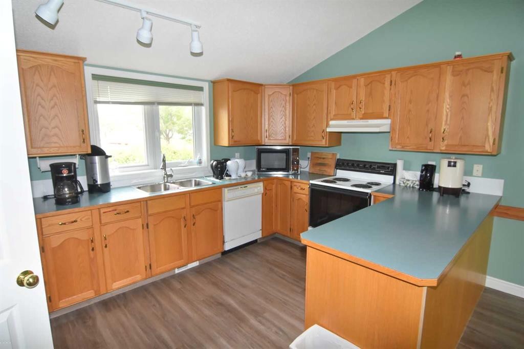 33 Strathmore Lakes Bay, Strathmore, AB - Indoor Photo Showing Kitchen With Double Sink