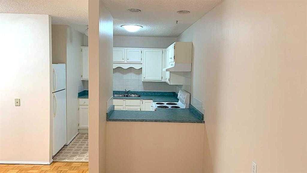 2312 1 Street Nw, Calgary, AB - Indoor Photo Showing Other Room