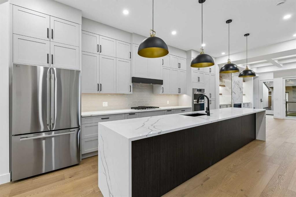 1810 19 Avenue Nw, Calgary, AB - Indoor Photo Showing Kitchen With Upgraded Kitchen