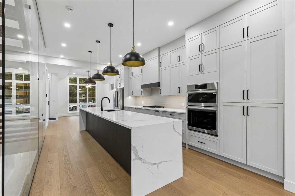 1810 19 Avenue Nw, Calgary, AB - Indoor Photo Showing Kitchen With Upgraded Kitchen