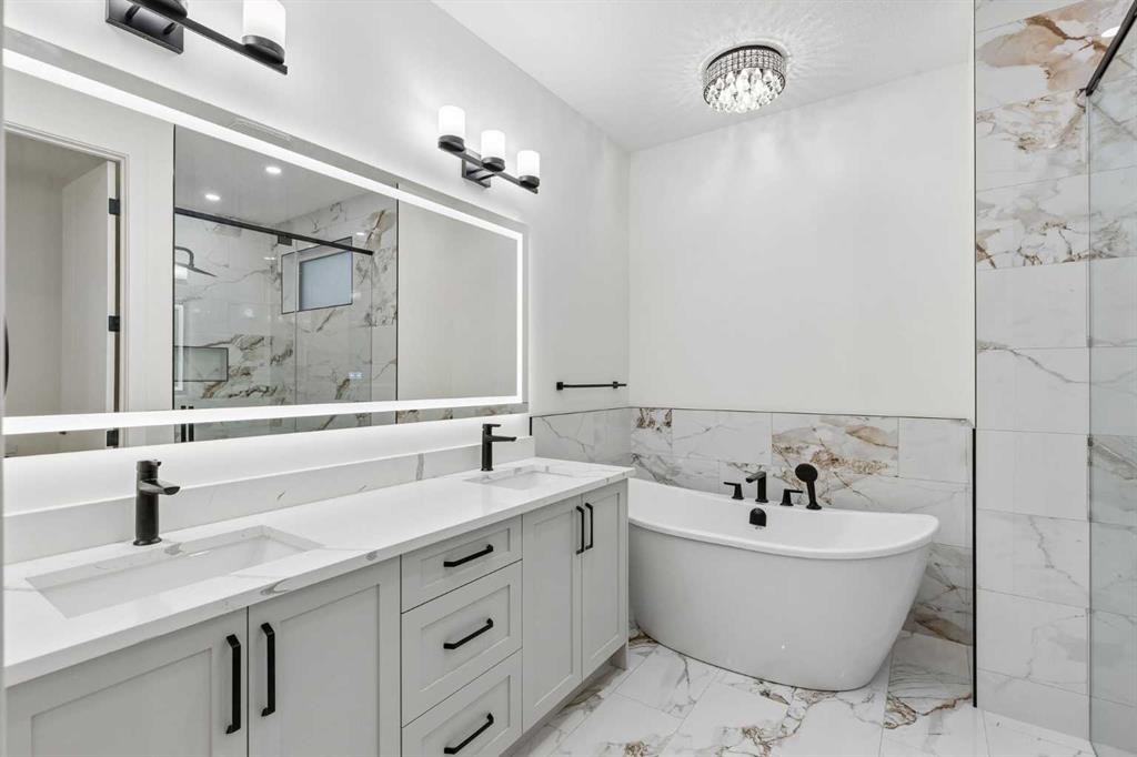 1810 19 Avenue Nw, Calgary, AB - Indoor Photo Showing Bathroom