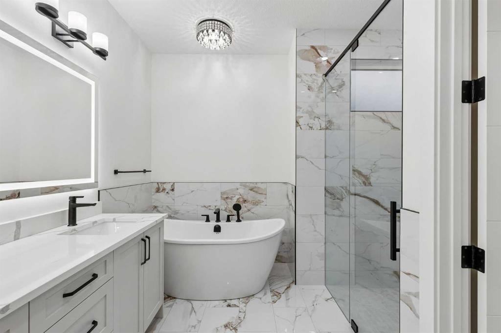 1810 19 Avenue Nw, Calgary, AB - Indoor Photo Showing Bathroom
