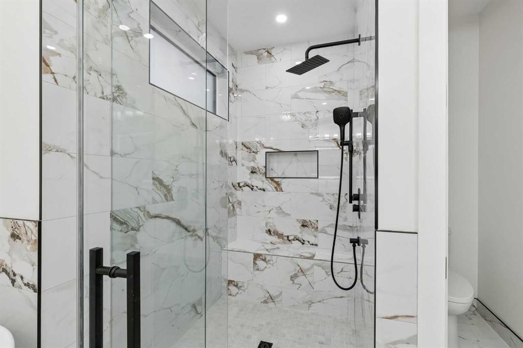 1810 19 Avenue Nw, Calgary, AB - Indoor Photo Showing Bathroom