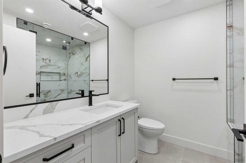 1810 19 Avenue Nw, Calgary, AB - Indoor Photo Showing Bathroom