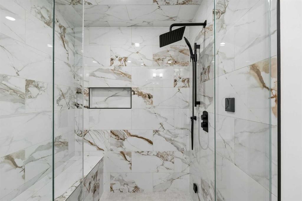 1810 19 Avenue Nw, Calgary, AB - Indoor Photo Showing Bathroom