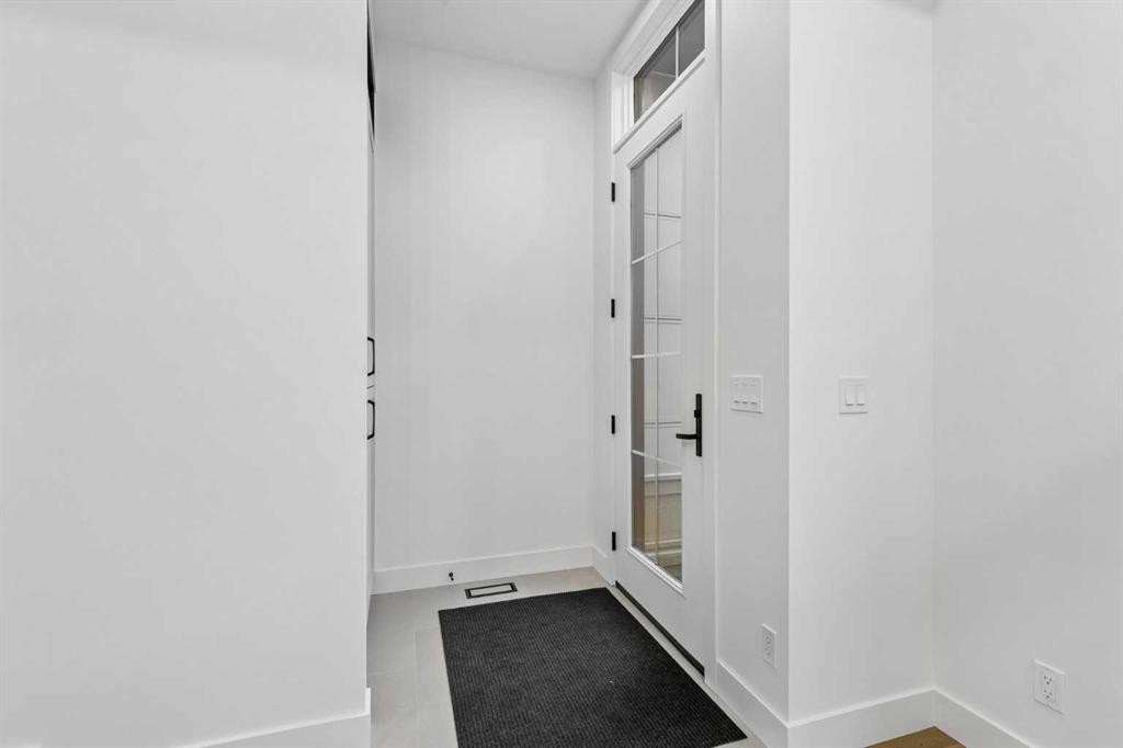1810 19 Avenue Nw, Calgary, AB - Indoor Photo Showing Other Room
