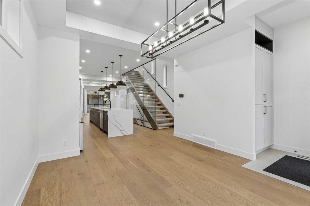 1810 19 Avenue Nw, Calgary, AB - Indoor Photo Showing Other Room