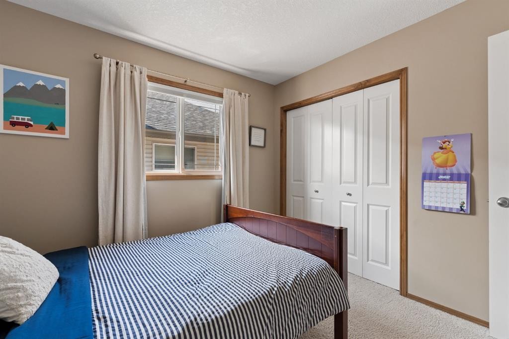 36 Cranfield Manor Se, Calgary, AB - Indoor Photo Showing Bedroom