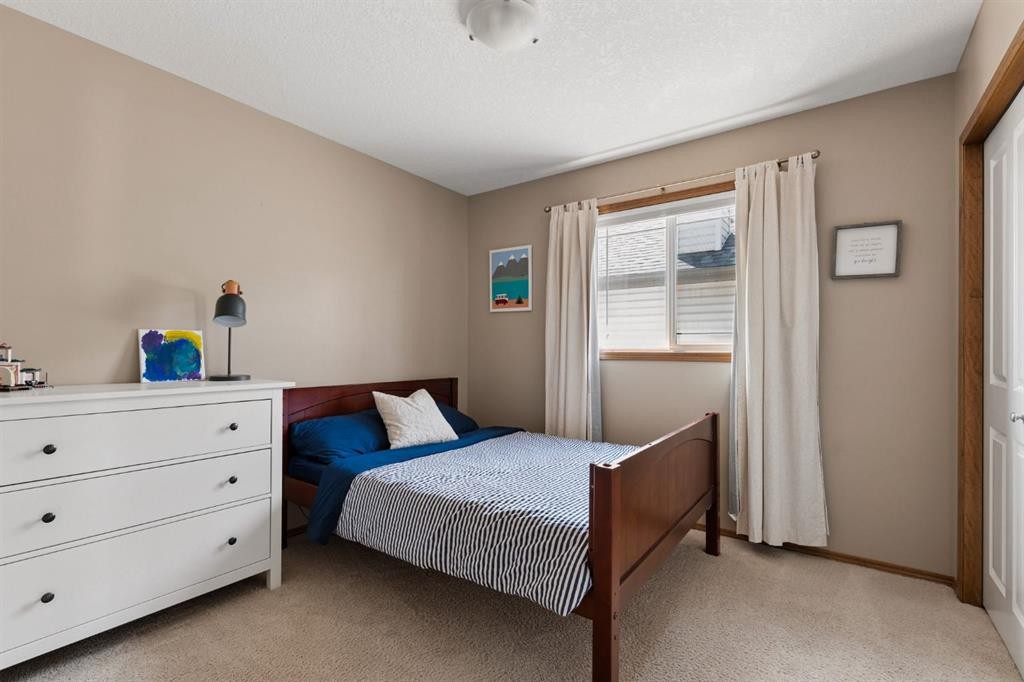 36 Cranfield Manor Se, Calgary, AB - Indoor Photo Showing Bedroom