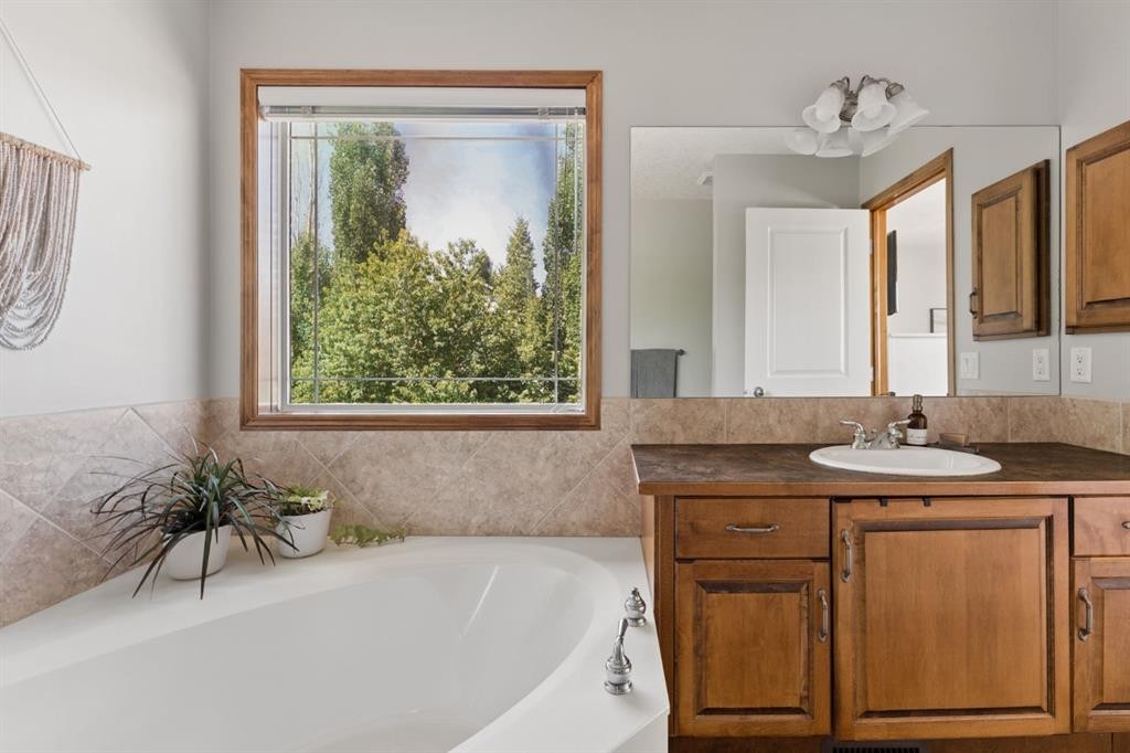 36 Cranfield Manor Se, Calgary, AB - Indoor Photo Showing Bathroom