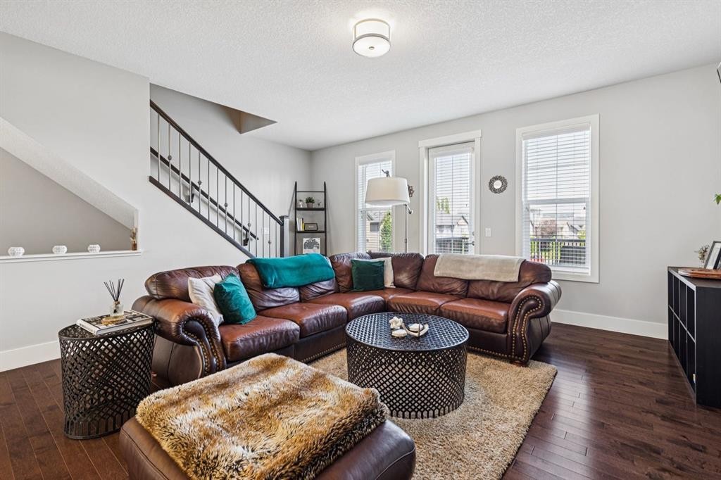 6 Quarry Lane Se, Calgary, AB - Indoor Photo Showing Living Room