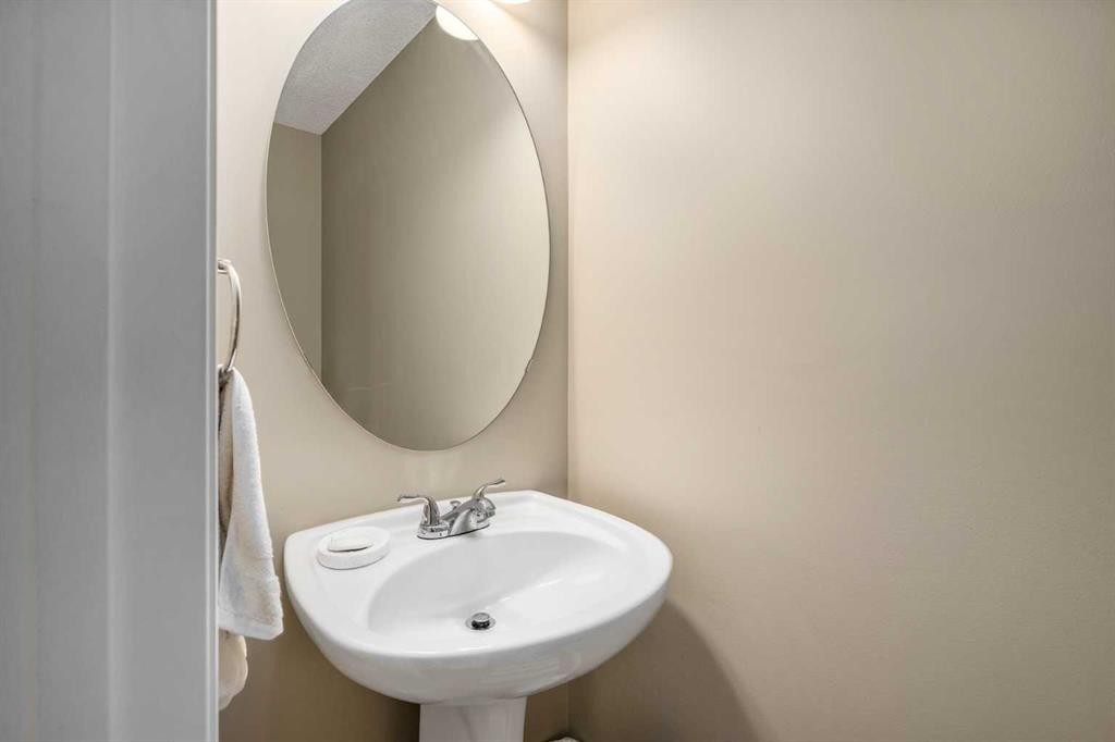 240 Elgin Meadows Gardens Se, Calgary, AB - Indoor Photo Showing Bathroom