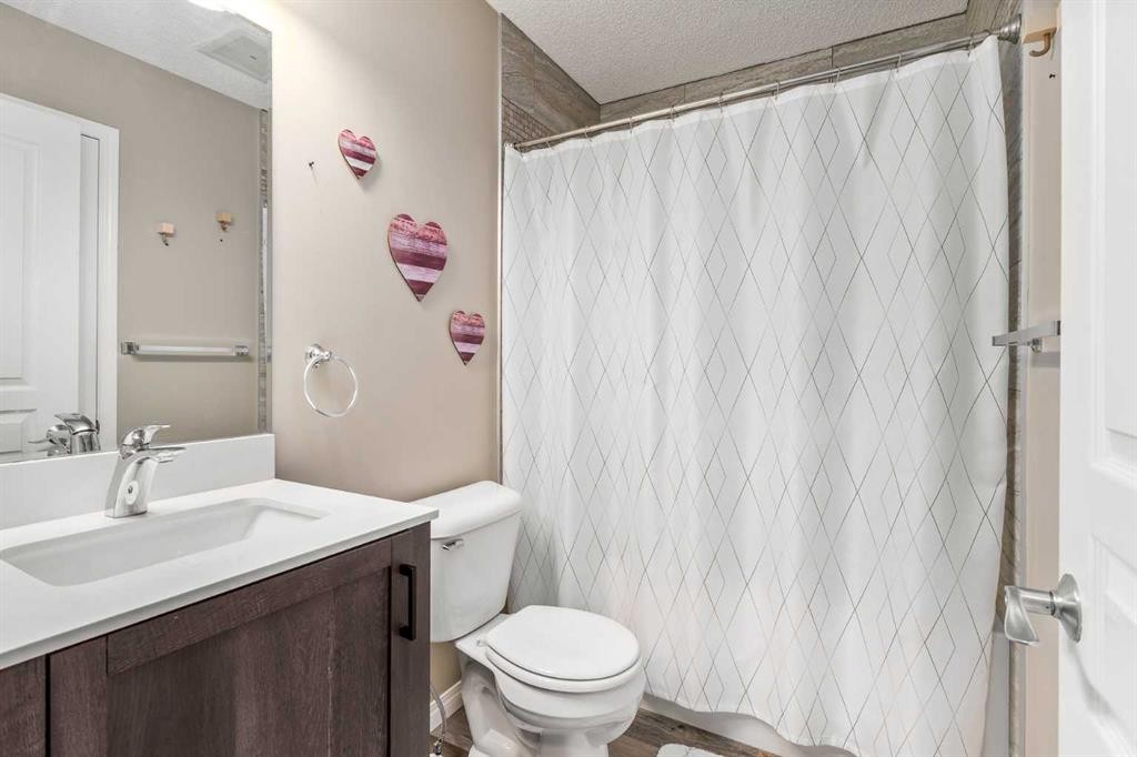 240 Elgin Meadows Gardens Se, Calgary, AB - Indoor Photo Showing Bathroom