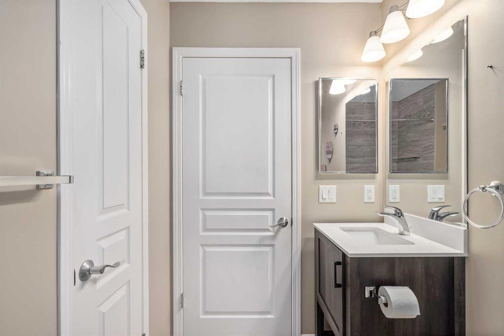 240 Elgin Meadows Gardens Se, Calgary, AB - Indoor Photo Showing Bathroom