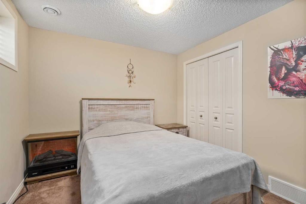 240 Elgin Meadows Gardens Se, Calgary, AB - Indoor Photo Showing Bedroom