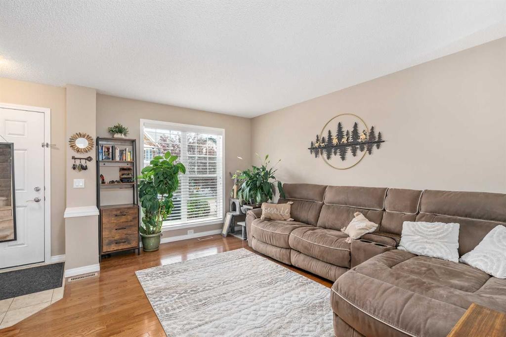 240 Elgin Meadows Gardens Se, Calgary, AB - Indoor Photo Showing Living Room