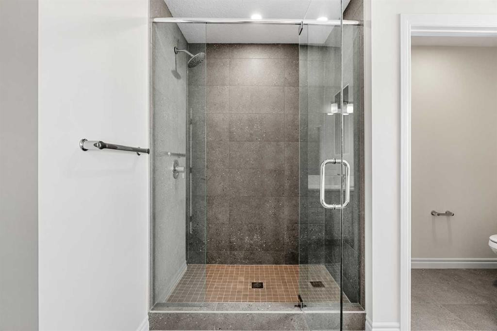 63 Annette Rise Nw, Calgary, AB - Indoor Photo Showing Bathroom