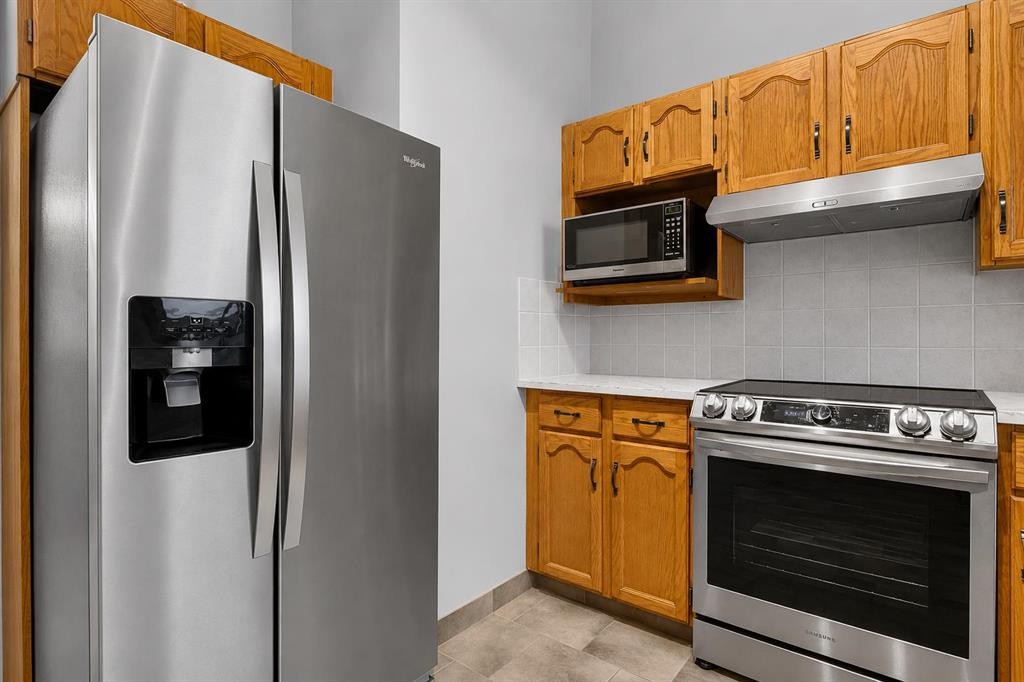 8 Erin Meadow Way Se, Calgary, AB - Indoor Photo Showing Kitchen