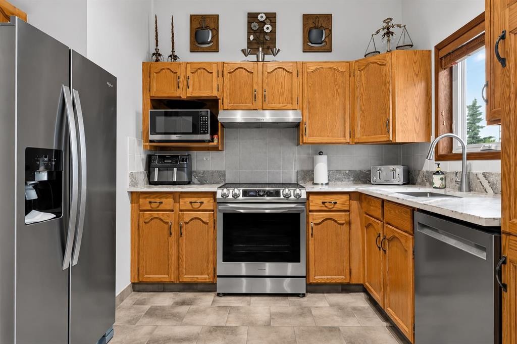 8 Erin Meadow Way Se, Calgary, AB - Indoor Photo Showing Kitchen