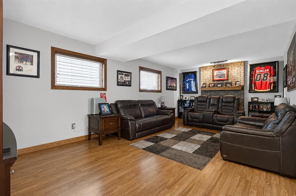 8 Erin Meadow Way Se, Calgary, AB - Indoor Photo Showing Living Room