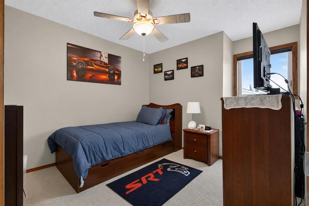 8 Erin Meadow Way Se, Calgary, AB - Indoor Photo Showing Bedroom