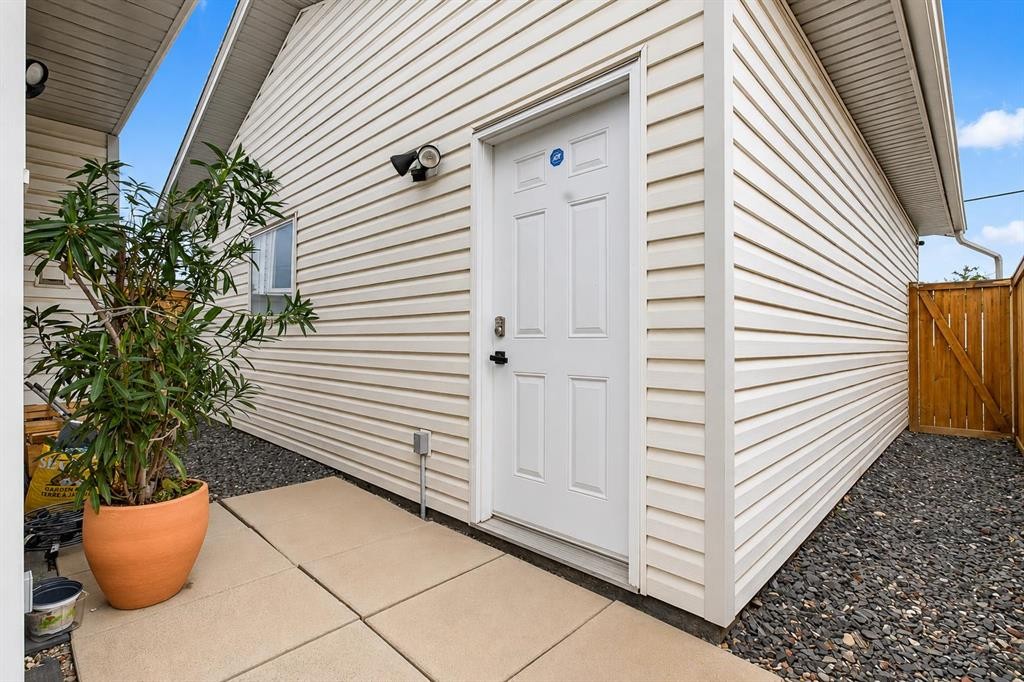 8 Erin Meadow Way Se, Calgary, AB - Outdoor