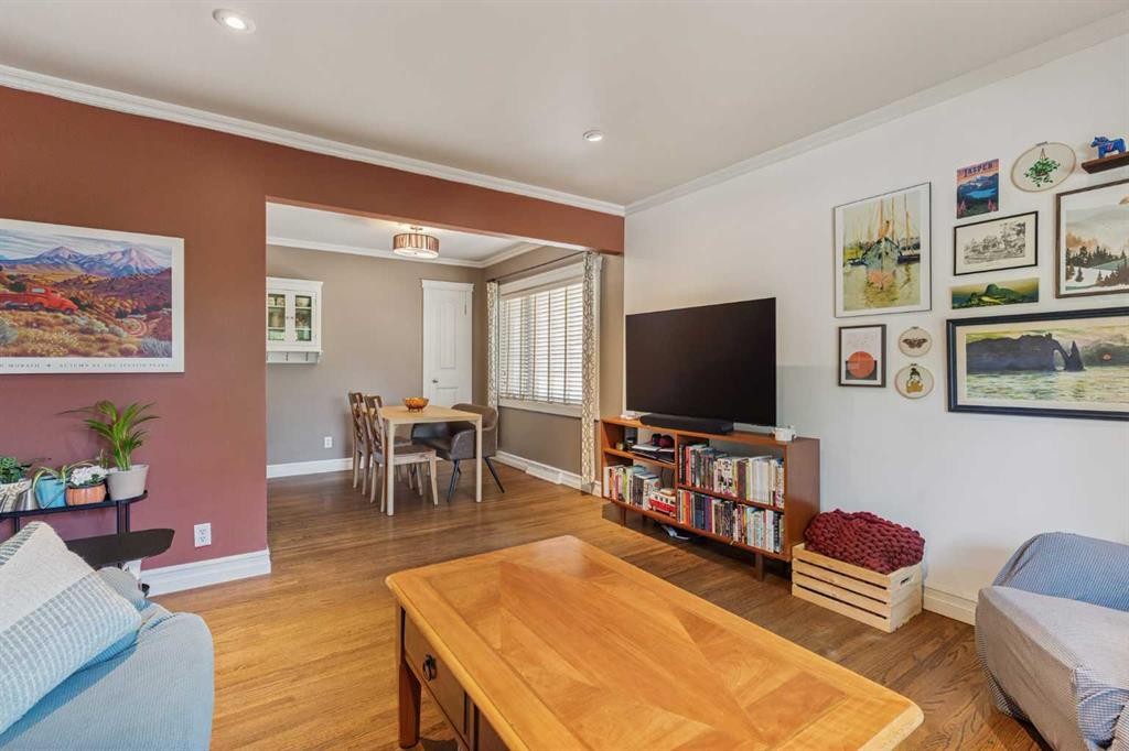 5919 Thornton Road Nw, Calgary, AB - Indoor Photo Showing Living Room