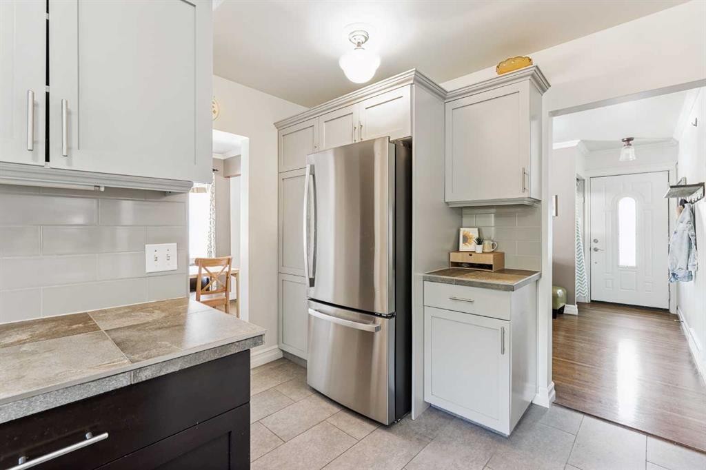 5919 Thornton Road Nw, Calgary, AB - Indoor Photo Showing Kitchen