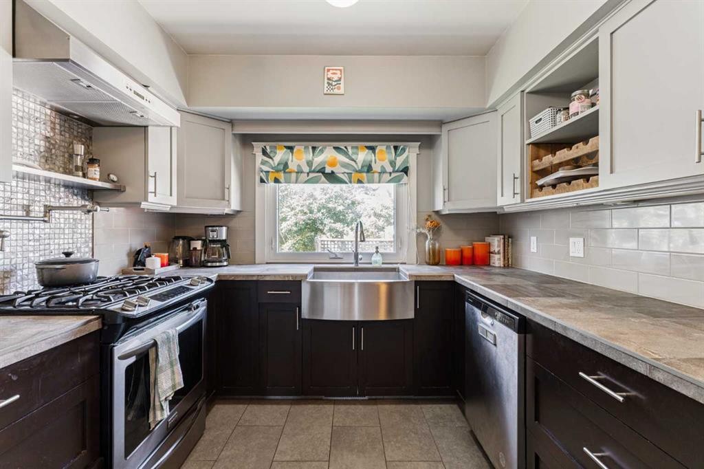 5919 Thornton Road Nw, Calgary, AB - Indoor Photo Showing Kitchen