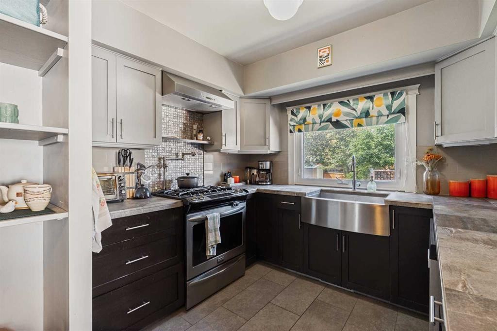 5919 Thornton Road Nw, Calgary, AB - Indoor Photo Showing Kitchen With Upgraded Kitchen