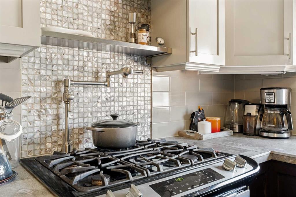 5919 Thornton Road Nw, Calgary, AB - Indoor Photo Showing Kitchen